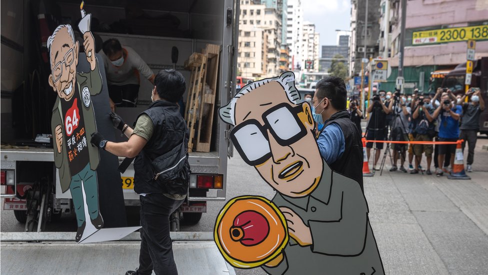 香港國安警察從六四紀念館帶走司徒華（左）與趙紫陽（中）紙版卡通塑像（9/9/2021）