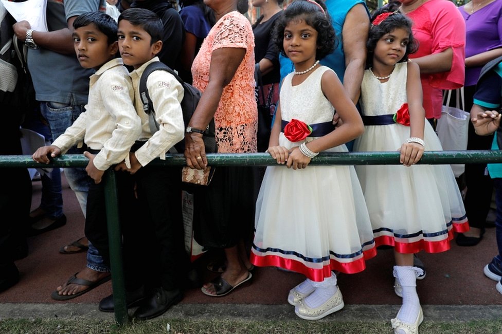 Близнецы стоят в очереди, чтобы зарегистрироваться на мероприятие Sri Lanka Twins в Коломбо, Шри-Ланка, 20 января 2020 года