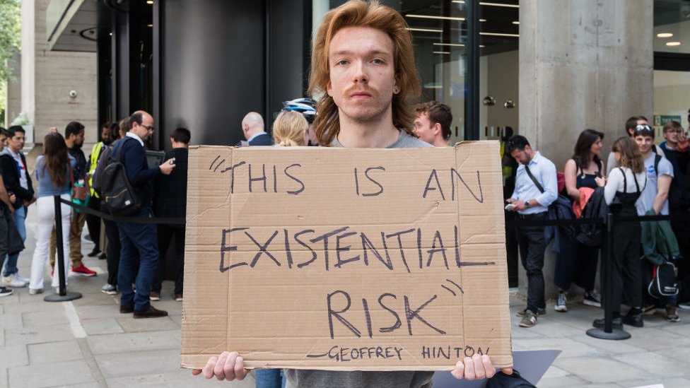 Demonstrant ispred sale u Londonu u kojoj je govorio Sem Altman