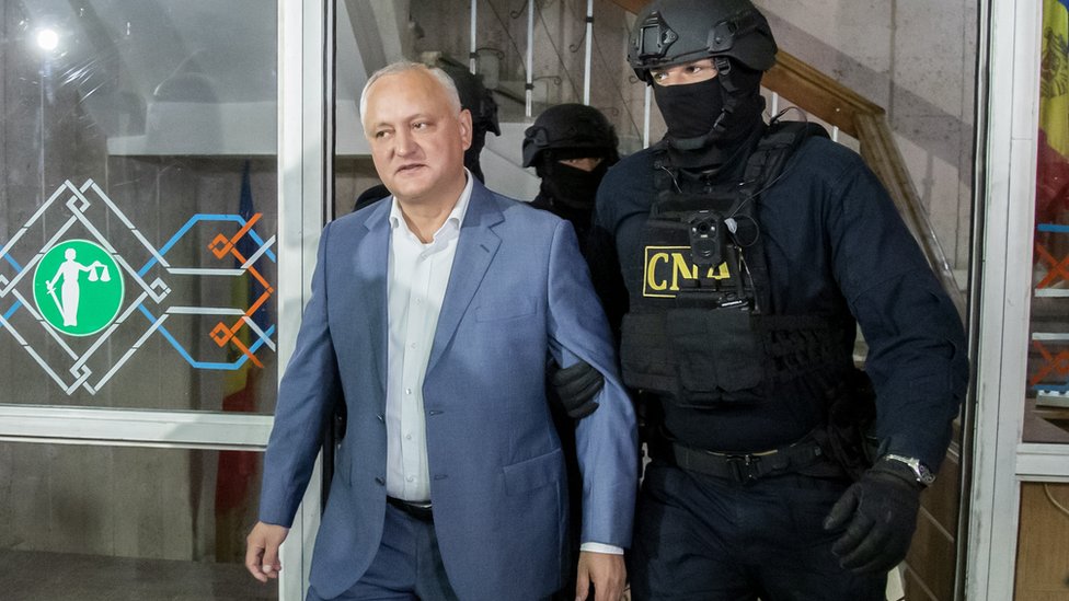 Молдавский суд посадил бывшего президента Игоря Додона под домашний арест