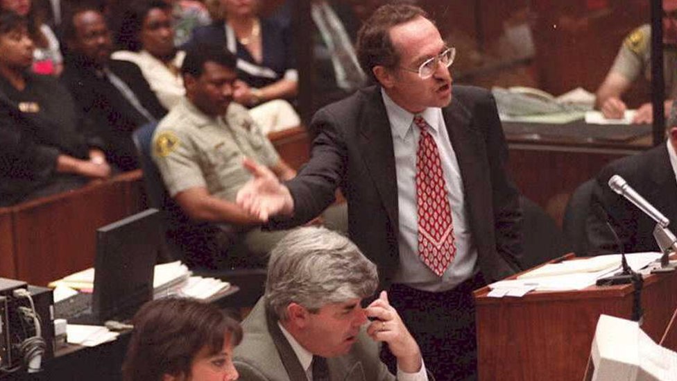 Алан Дершовиц жестикулирует во время суда над OJ в 1995 году