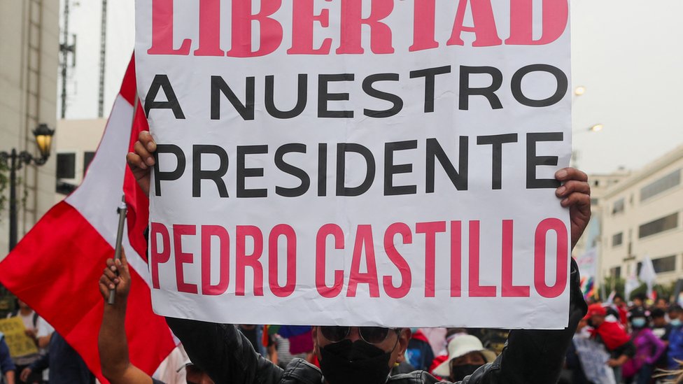 Una mujer con una pancarta pidiendo la liberación de Pedro Castillo