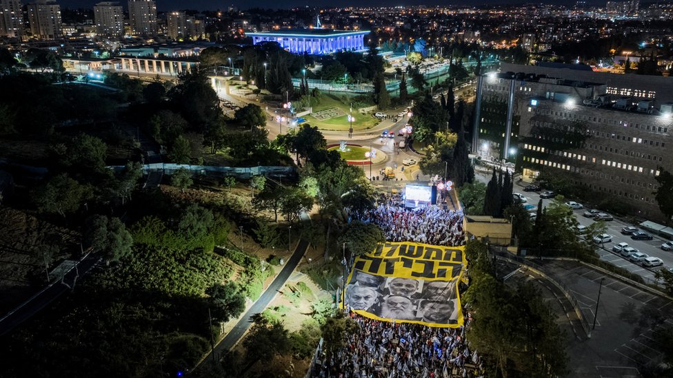 صورة لمتظاهرين إسرائيليين يشاركون في مظاهرة ضد رئيس الوزراء الإسرائيلي بنيامين نتنياهو وخطط الموازنة العامة لحكومة الائتلاف الوطني من أمام الكنيست