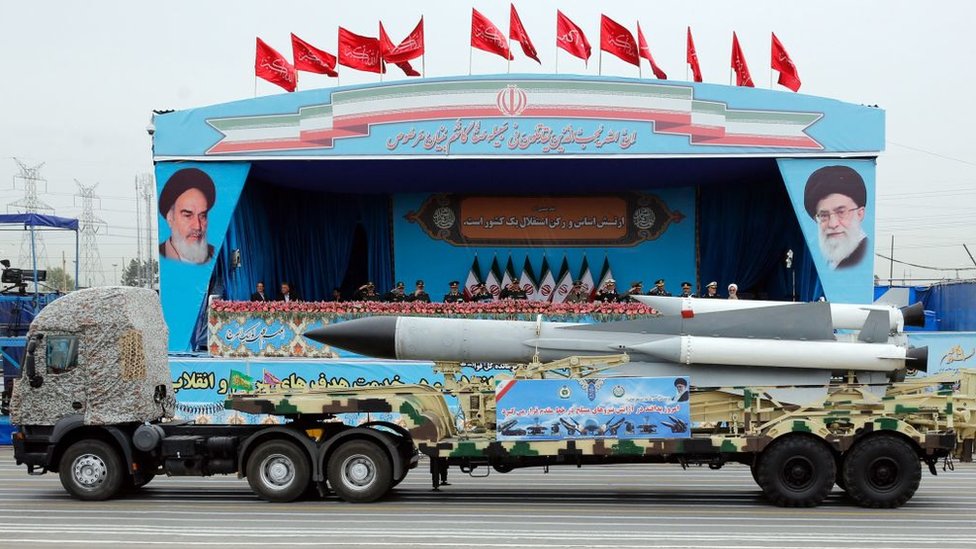 شاحنة عسكرية إيرانية تحمل صاروخا في الاحتفال باليوم الوطني للجيش (أرشيفية)