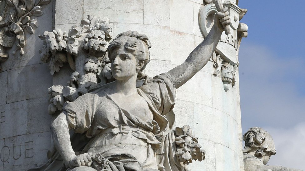 Свобода на статуе Марианны с обнаженной грудью - выдающаяся особенность площади Республики в Париже