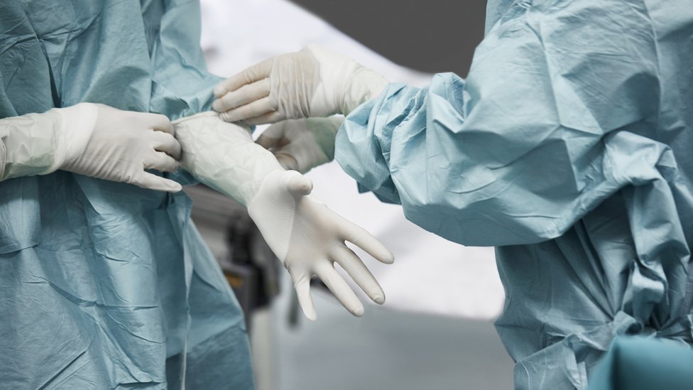 Хирурги надевают перчатки