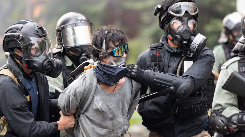 Протестующий в Гонконге арестован полицией.
