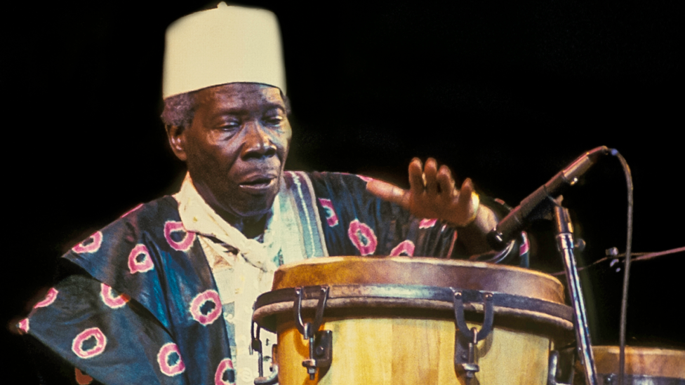 Babatunde Olatunji en un concierto al aire libre en el Lincoln Center en Damrosch Park en Nueva York, Estados Unidos - Agosto de 1997