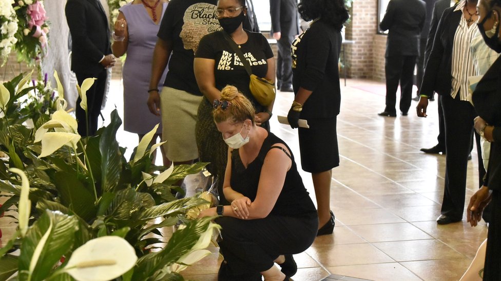 Люди отдают дань уважения Джорджу Флойду перед поминальной службой в Рэфорде, Северная Каролина (6 июня 2020 г.)