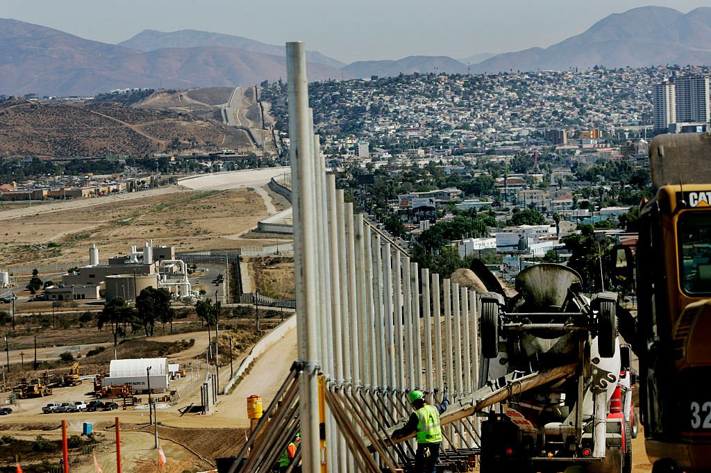 Instalación de postes verticales en la frontera