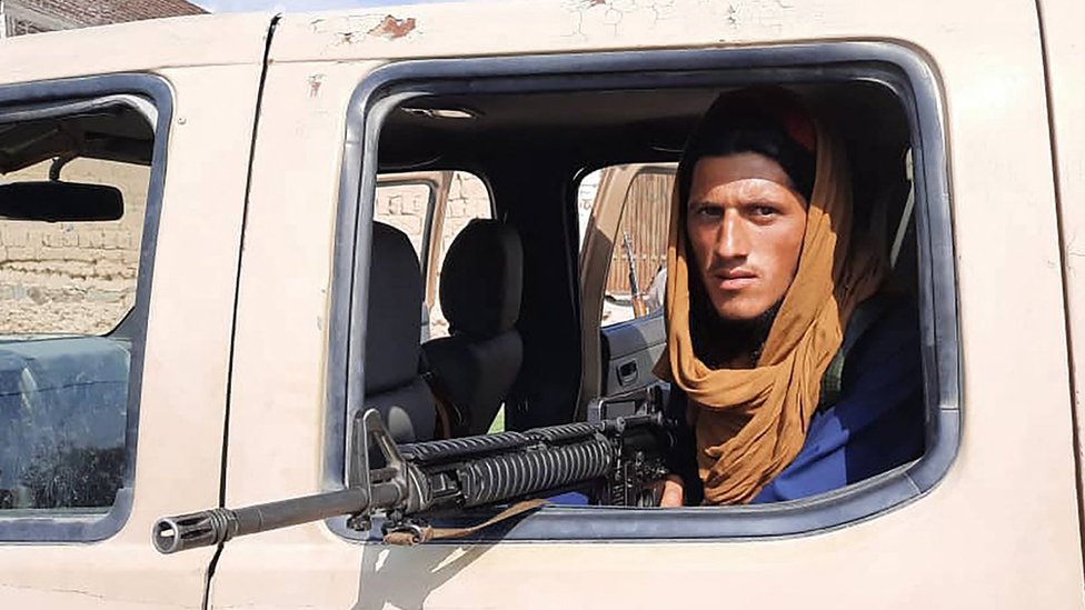 一名塔利班戰士坐在拉格曼省路邊的阿富汗國民軍（ANA）車輛內。