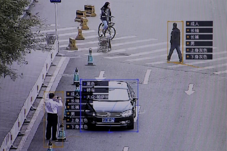 北京的監控軟件識別民眾和車輛的詳細資料。