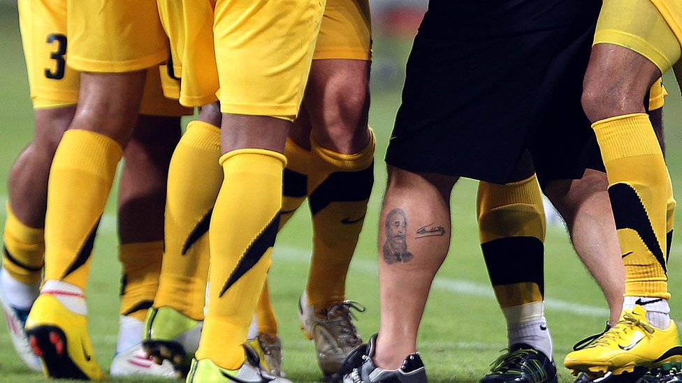 Pierna de Maradona mostrando el tatuaje de Castro.