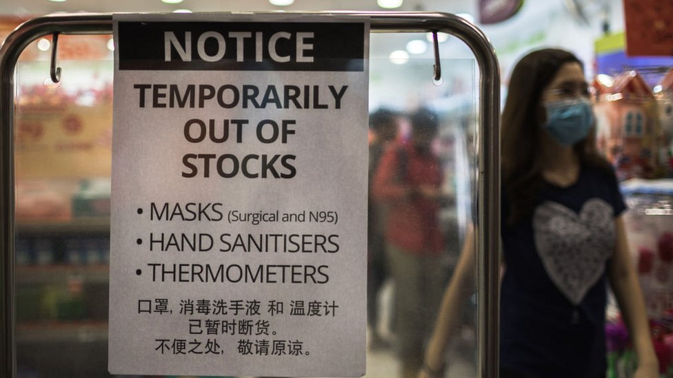 Знак аптеки в Сингапуре говорит, что масок нет в наличии