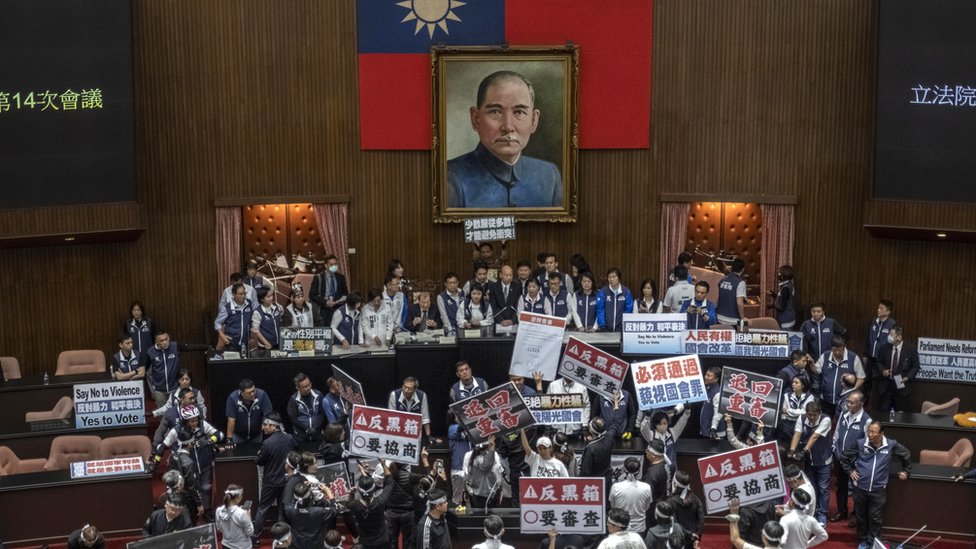5月21日，民進黨議員在台灣立法院抗議，國民黨議員聚集在立法院院長韓國瑜（中）周圍。