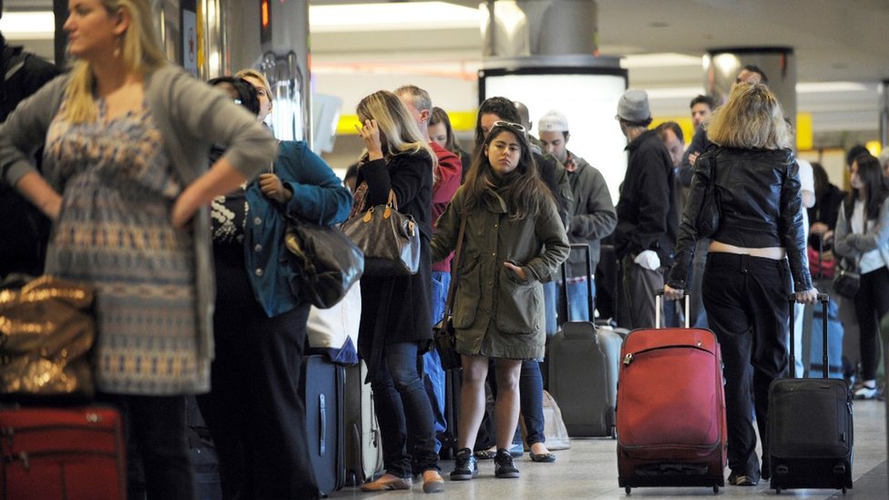 Путешественники в длинной очереди на регистрацию в аэропорту Ла-Гуардия в 2015 году
