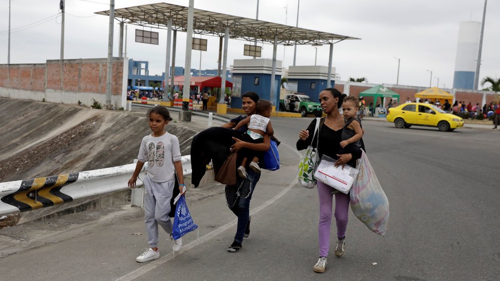 venezolanos andan hacia la frontera con Perú.