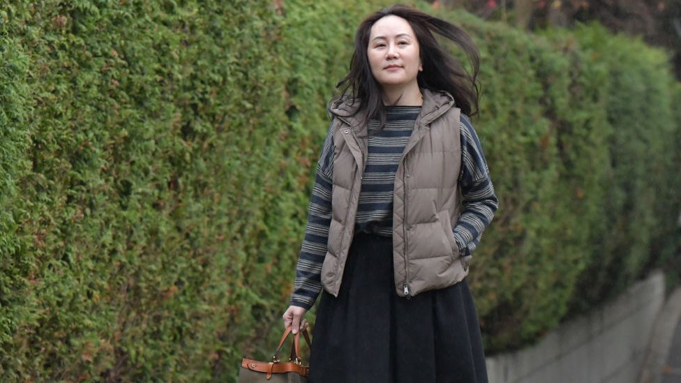 Финансовый директор Huawei Мэн Ваньчжоу покидает свой дом в Ванкувере, чтобы явиться в Верховный суд Британской Колумбии