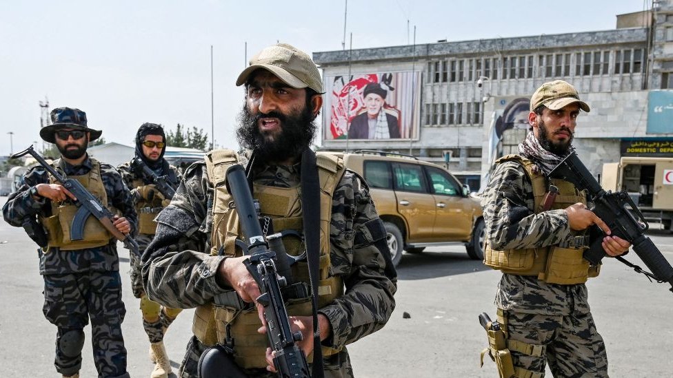 Taliban savaşçıları havalimanına böyle girdi