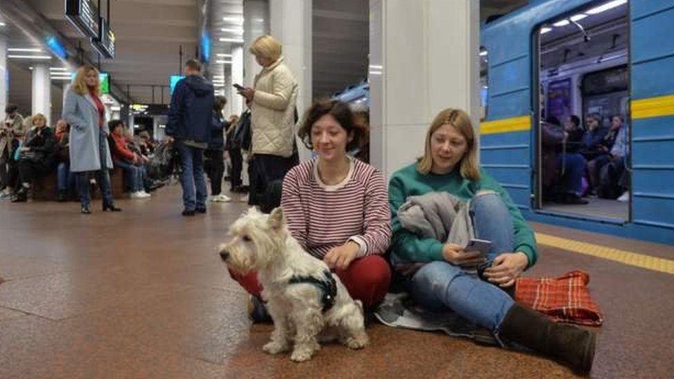 Habitantes de Kyiv en una estación de trenes subterránea