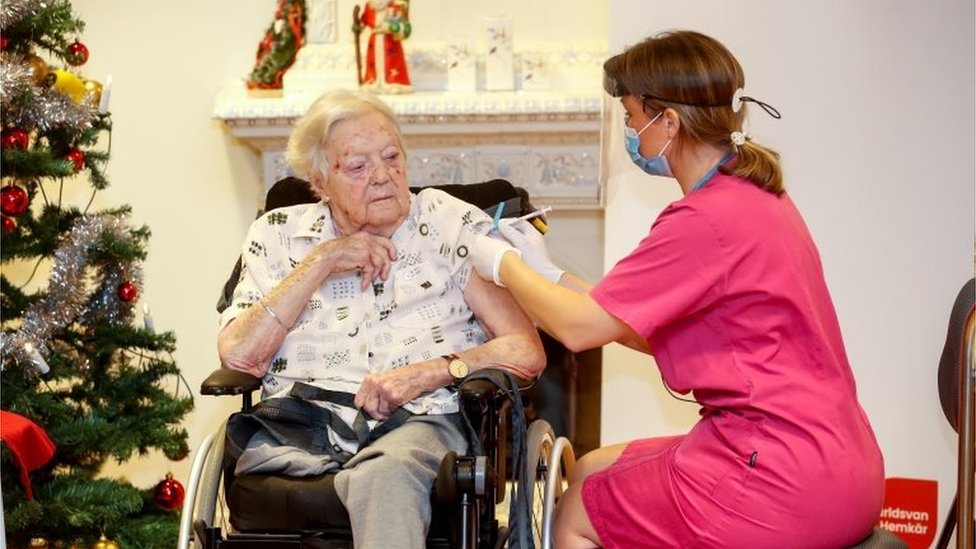 Una mujer recibe una vacuna en Suecia