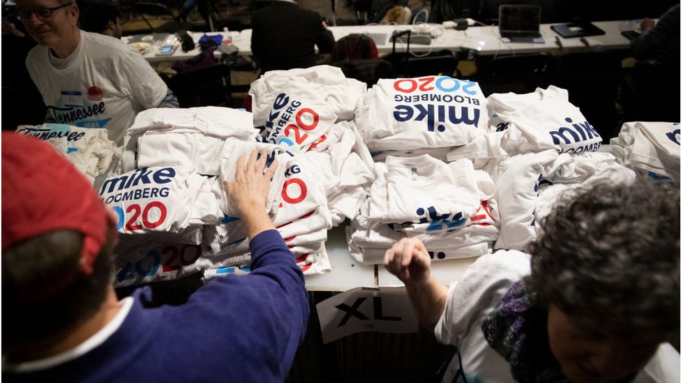 Сторонники выбирают футболки во время митинга кандидата в президенты от Демократической партии, бывшего мэра Нью-Йорка Майка Блумберга в Нэшвилле, штат Теннесси