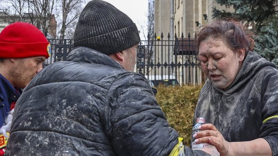 Warga terluka akibat pengeboman di Kharkiv pada Selasa (01/03).