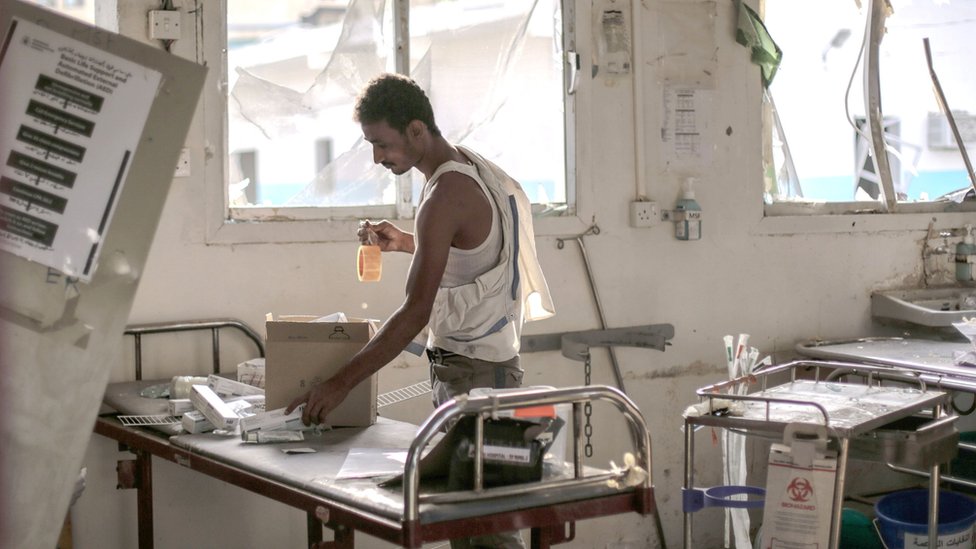 Раздаточная фотография от 19.08.16, выпущенная Medicins Sans Frontieres (MSF), на которой работник больницы собирает остатки неповрежденных лекарств и оборудования, оставленных в отделении неотложной помощи больницы Abs в Йемене после взрыва бомбы 15 августа, в результате чего погибли 19 человек. поскольку благотворительная организация обвинила в нападении коалицию, возглавляемую Саудовской Аравией.