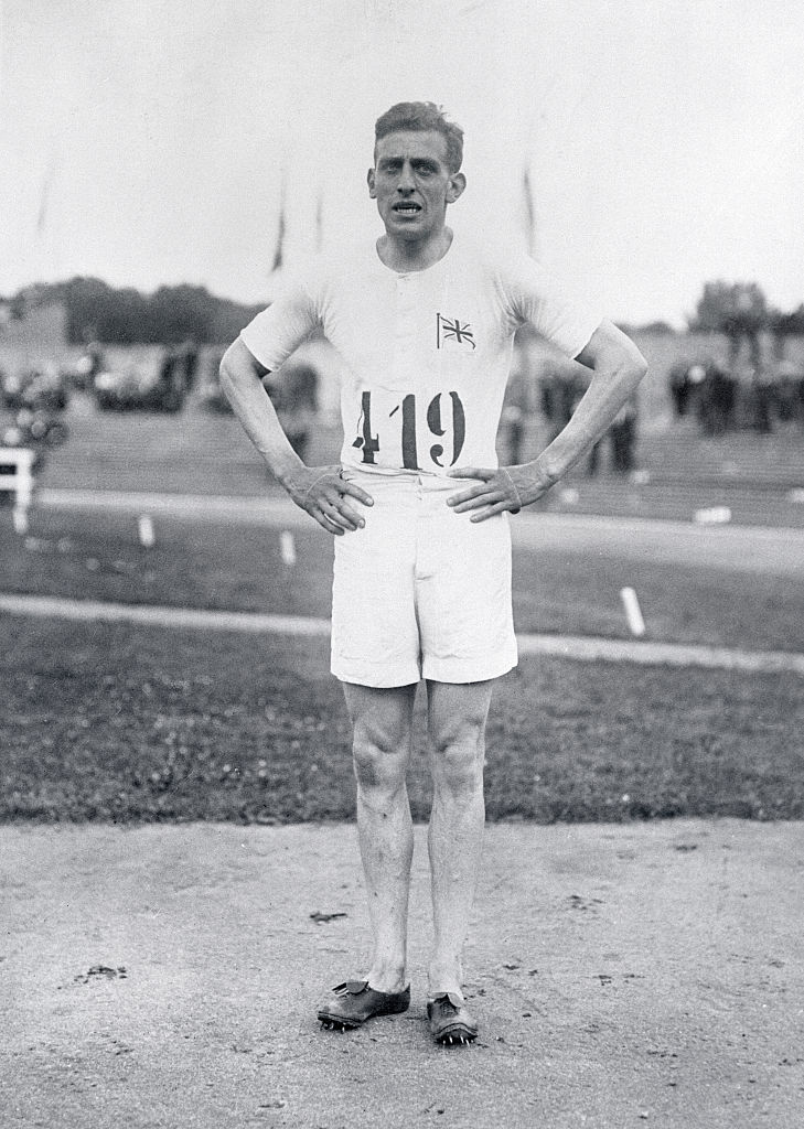 Posle osvajanja dve medalje 1924. godine, Harold Abrahams se povukao zbog loma noge, okrenuo novinarstvu i postao komentator Olimpijskih igara na BBC radiju