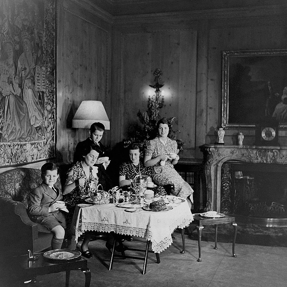 foto de la familia tomando té en Londres que apareció en Vogue en 1938.