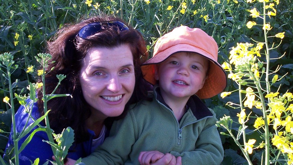 Кэролайн Уэлш и ее маленький сын Ангус на ферме, окруженной желтым урожаем