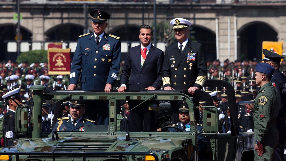 Las fuerzas armadas han sido parte central de la estrategia contra el crimen organizado en más de una década. Salvador Cienfuegos, Enrique Peña Nieto y Vidal Soberón