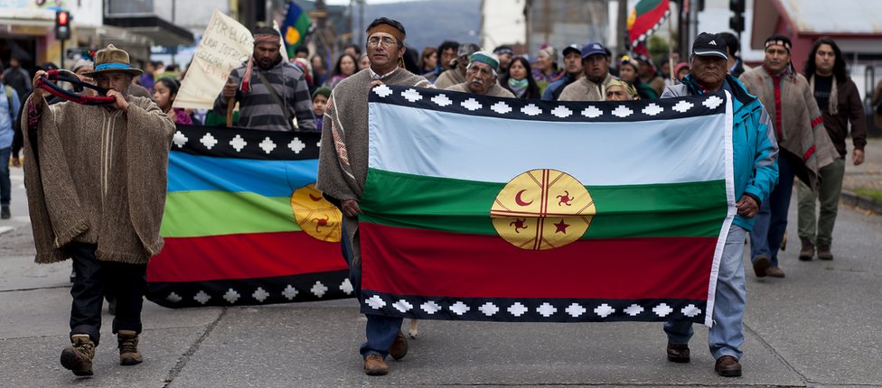 Члены коренных общин мапуче маршируют в знак протеста против применения Закона о борьбе с терроризмом в Вальдивии, Чили, 15 апреля 2016 года.