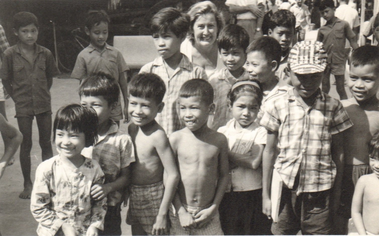 Nada Marinkovic sa kambodzanskom decom
