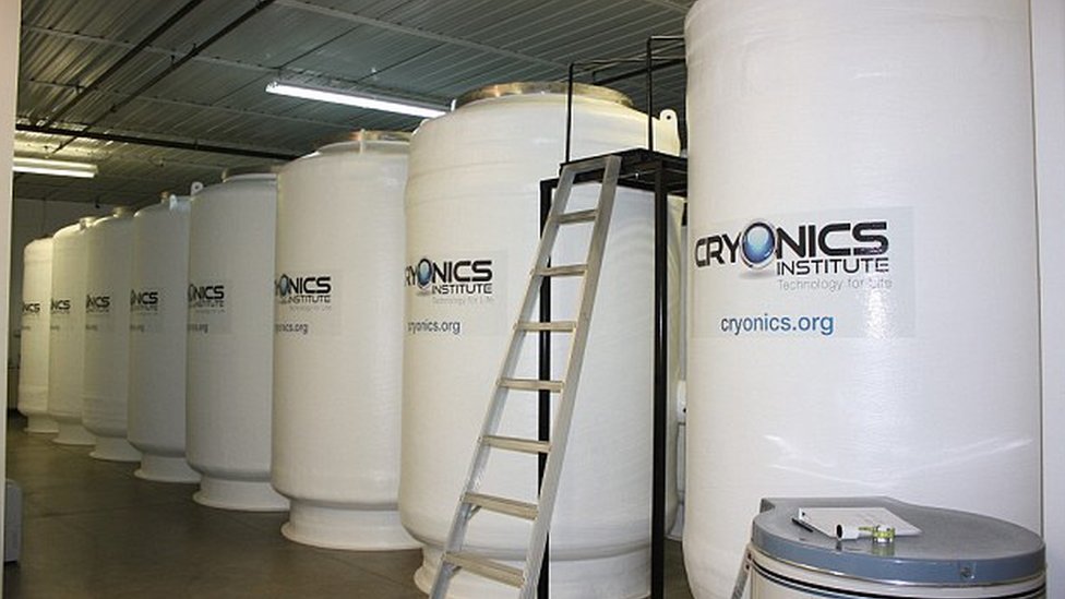 La niña fue congelada criogénicamente según sus deseos. Tanques criogénicos