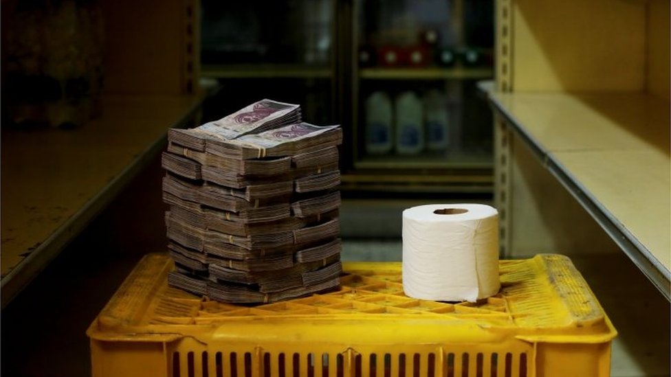 Bir tuvalet kağıdı alabilmek için gereken para, tuvalet kağıdından daha hacimli
