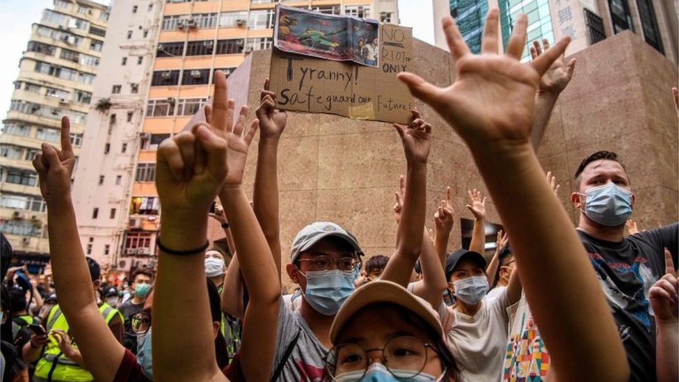 Протестующие проводят демонстрацию против закона о национальной безопасности в Гонконге (01.07.20)