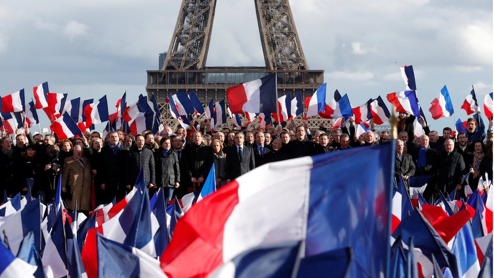 Франсуа Фийон, бывший премьер-министр Франции, член политической партии Республиканцы и кандидат на президентских выборах 2017 года от французских правоцентристов, присутствует на митинге на площади Трокадеро напротив Эйфелевой башни в Париже, Франция, 5 марта 2017 г.