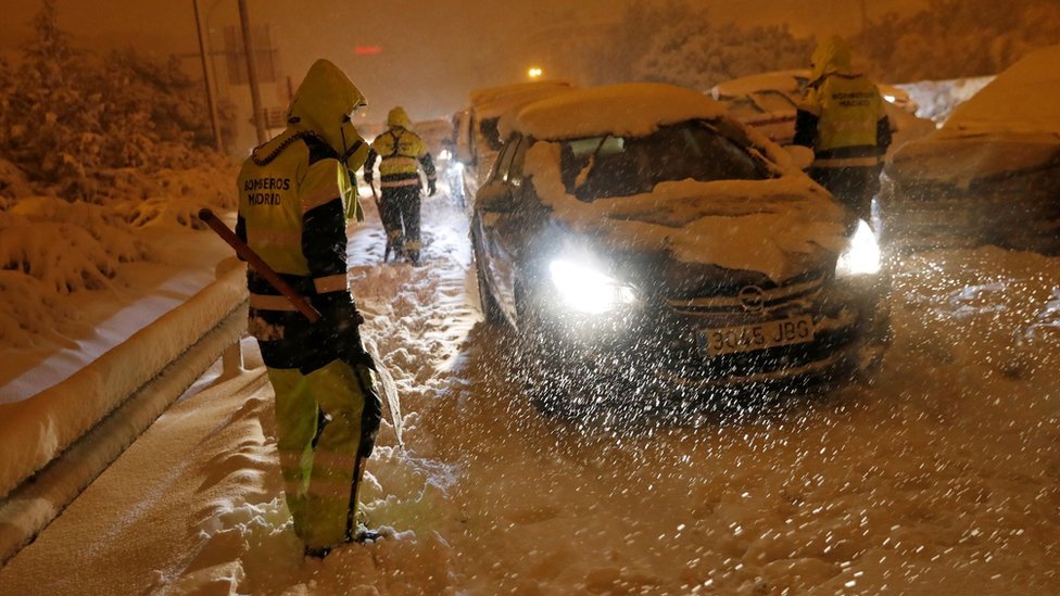 رجال الإطفاء يساعدون السائقين العالقين في مدريد