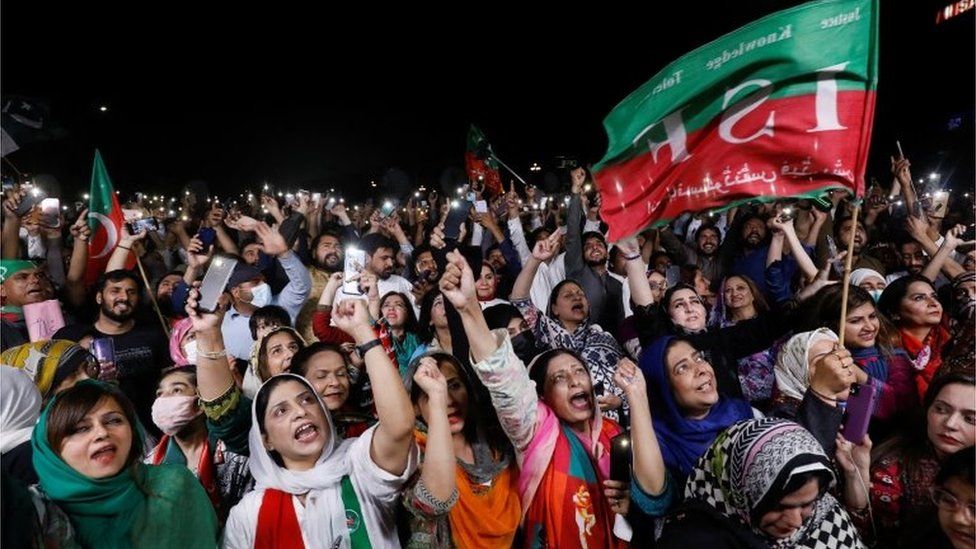 أنصار عمران خان خرجوا بمسيرات حاشدة في العاصمة إسلام أباد.