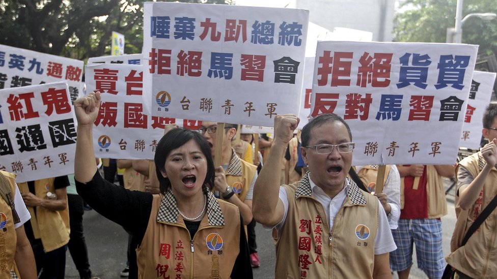 Активисты протестуют против сингапурской встречи президента Тайваня Ма Ин-цзю и президента Китая Си Цзиньпина у здания Министерства экономики в Тайбэе 7 ноября