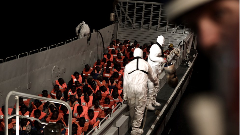 Мигрантов спасают сотрудники поисково-спасательного корабля MV Aquarius, который эксплуатируется в сотрудничестве между SOS Mediterranee и Medecins Sans Frontieres в центральной части Средиземного моря, 10 июня 2018 г.