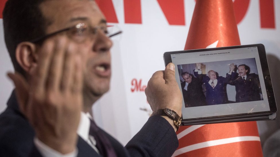 Ekrem imamoğlu, 1994 seçimlerinde erbakan ve erdoğan'ın el ele kutlama yaptığı fotoğrafı gösterirken