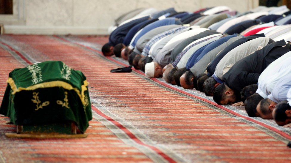 الصلاة على جثمان الشيخ الأفيوني