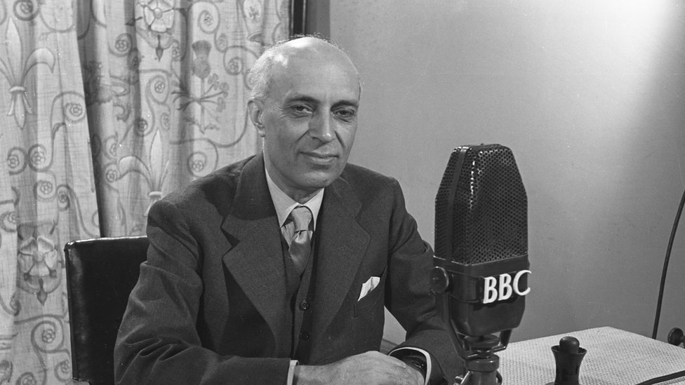 1948年，尼赫魯在倫敦BBC演播室