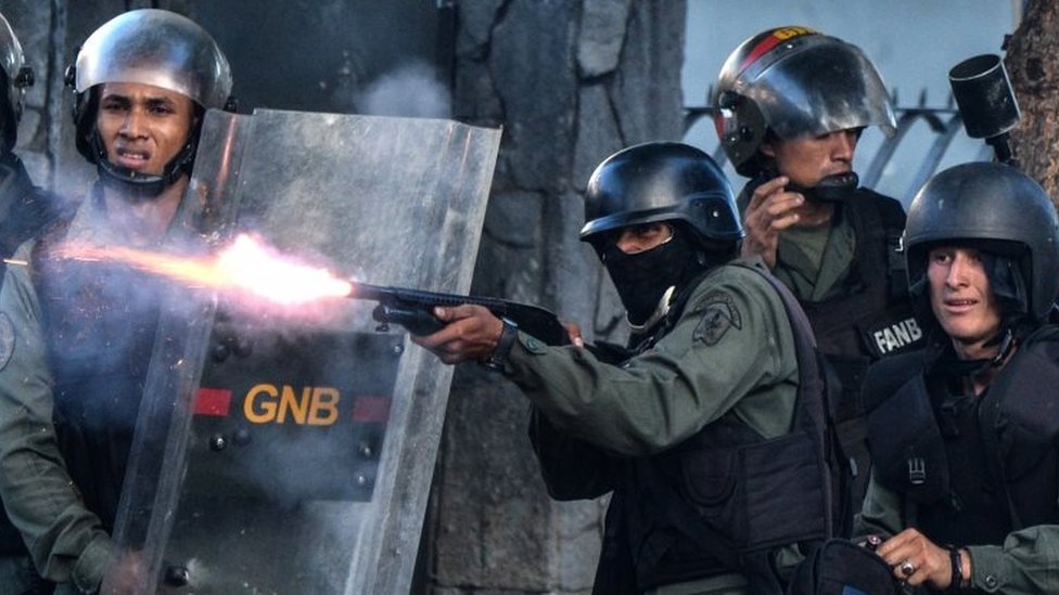 ОМОН стреляет во время акции протеста в Каракасе. Фото: 26 июля 2017 г.