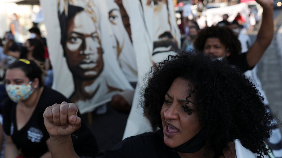 Протестующие против насилия со стороны полиции и расизма в Сан-Паулу, Бразилия, 4 июля 2020 г.