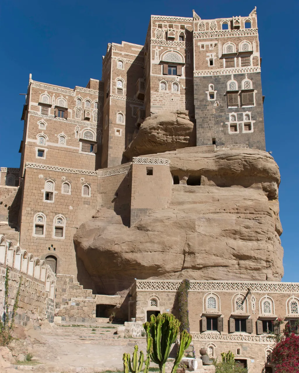Дивовижний палац Дар-аль-Хаджар побудований на верхівці скелі