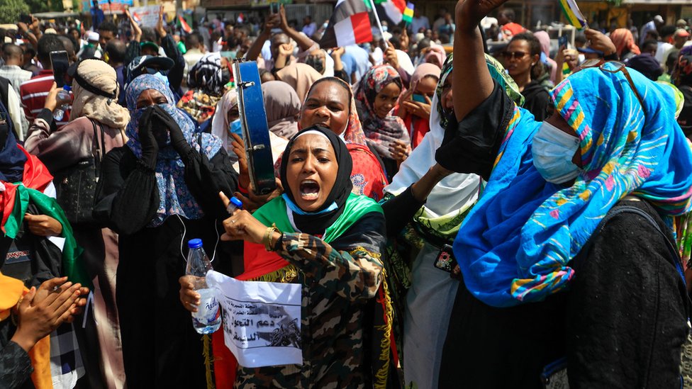 السودان: كيف يؤثر انقسام قوى الحرية والتغيير على مسار الثورة؟ 1 متظاهرون سودانيون يطالبون بضرورة تسليم السلطة إلى المدنيين