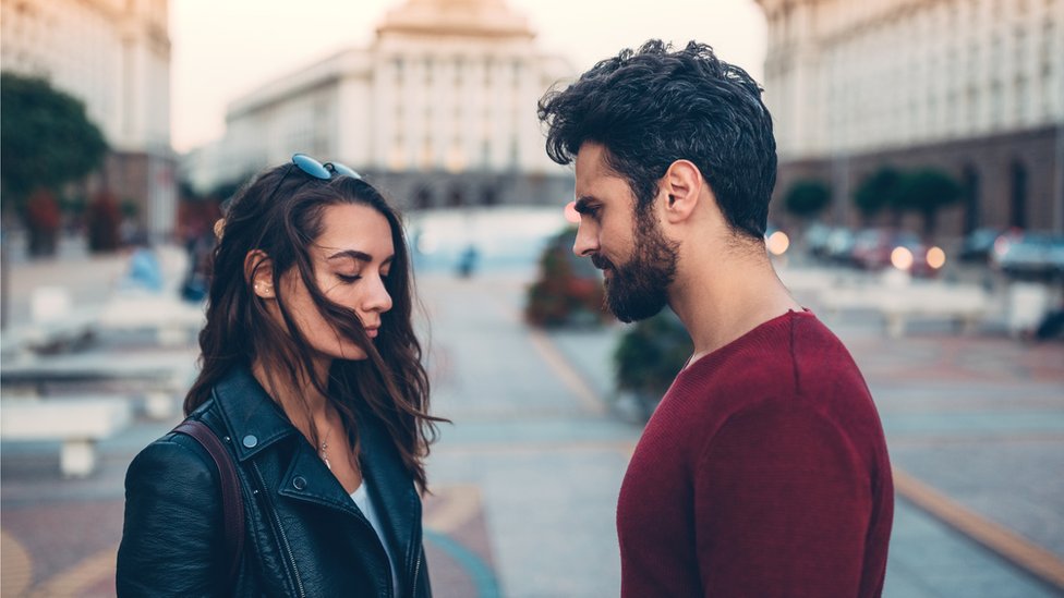 Dar por finalizada una relación frente a frente nunca ha sido agradable, pero hay quien lo hace y ahora hay quien paga por evitarlo. Una pareja